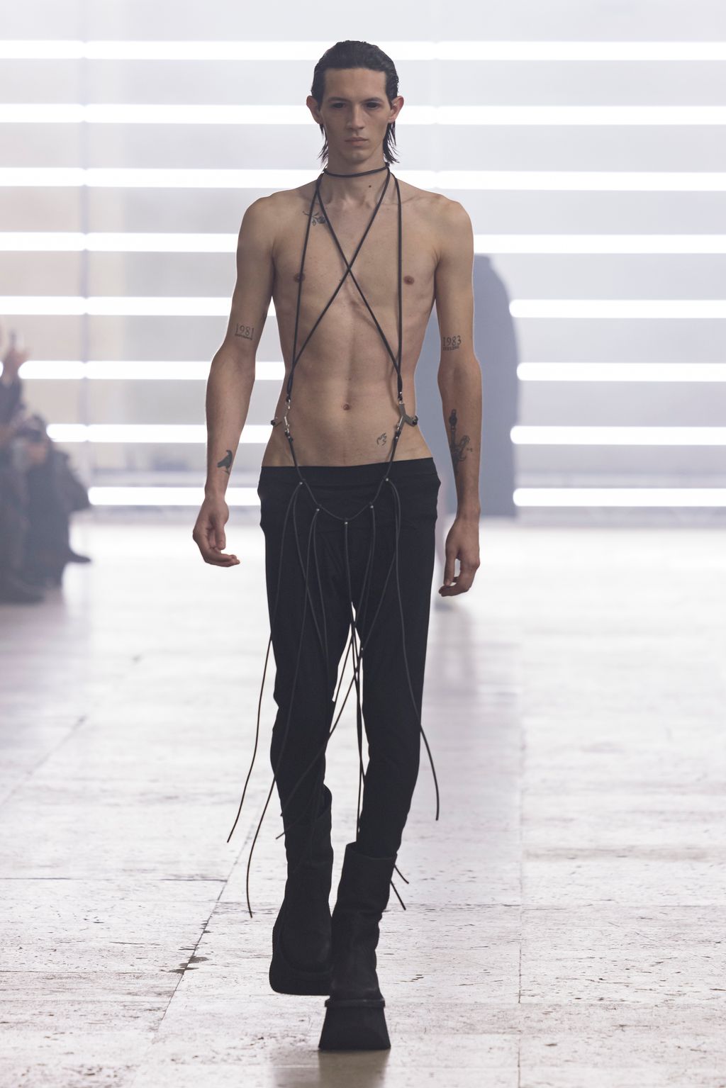 Fashion Week Paris Fall/Winter 2025 look 6 from the Rick Owens collection 男装