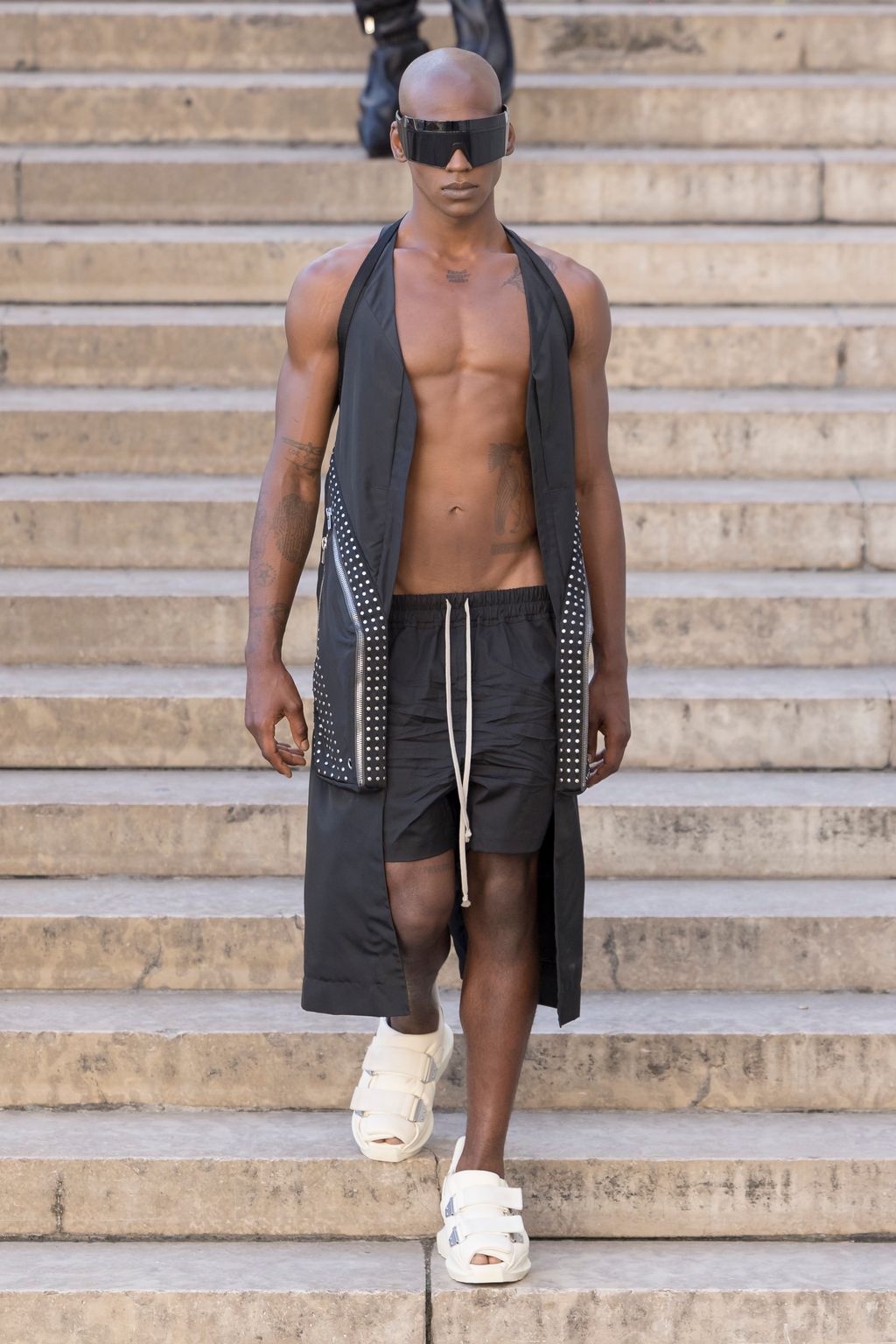 Fashion Week Paris Spring/Summer 2026 look 17 from the Rick Owens collection 男装