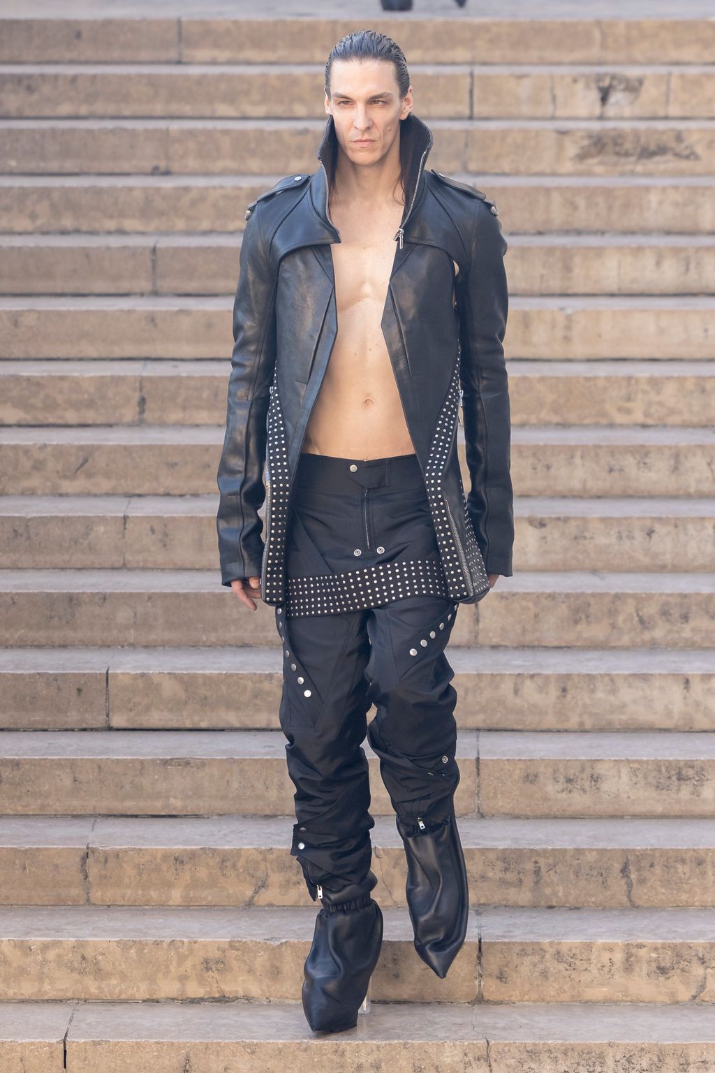 Fashion Week Paris Spring/Summer 2026 look 18 from the Rick Owens collection 男装