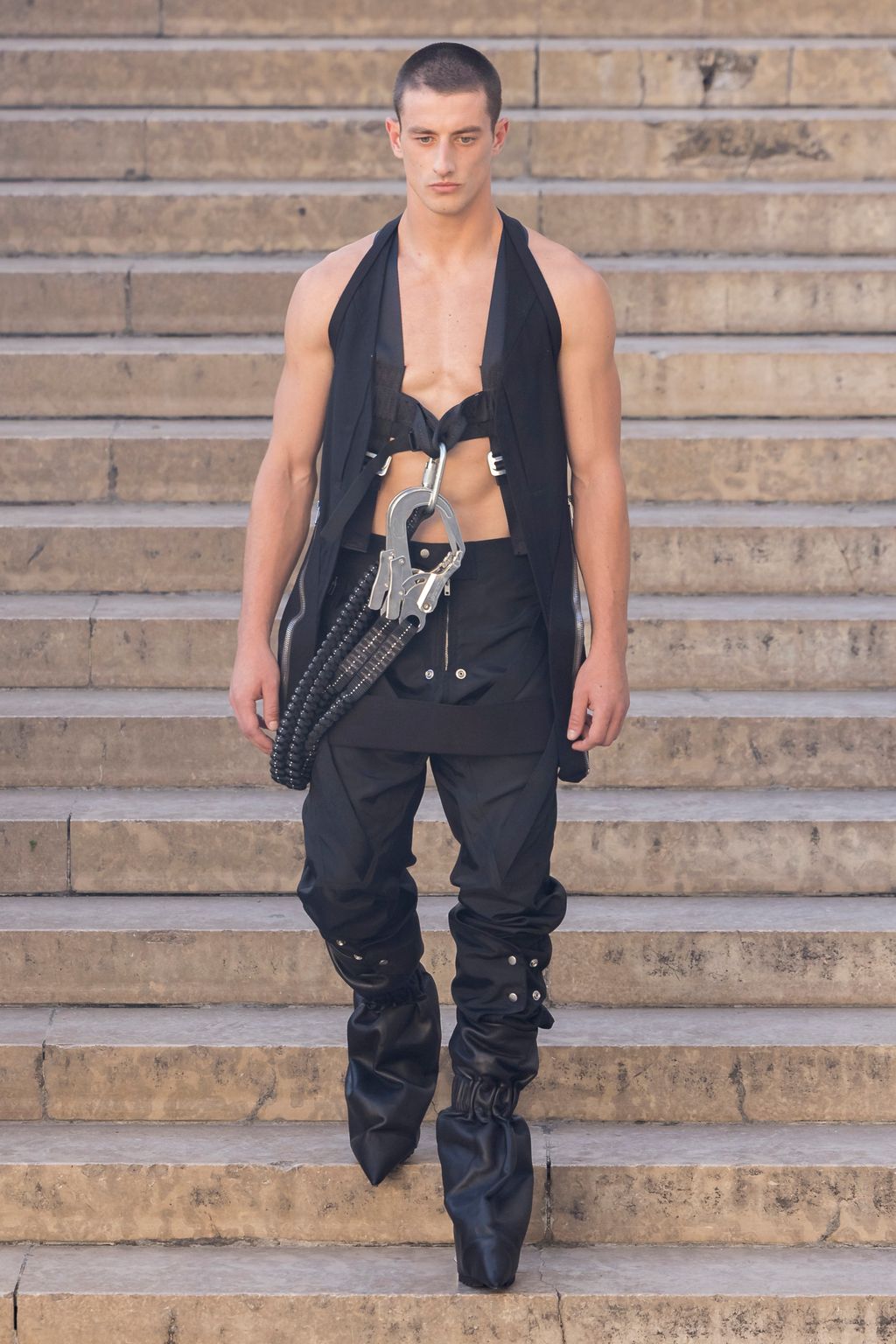 Fashion Week Paris Spring/Summer 2026 look 19 from the Rick Owens collection 男装