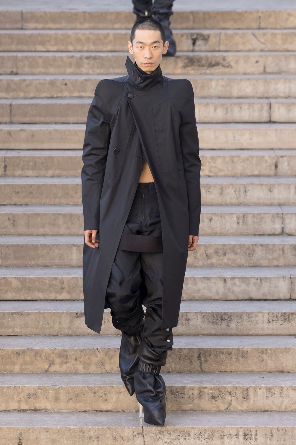 Fashion Week Paris Spring/Summer 2026 look 5 from the Rick Owens collection 男装
