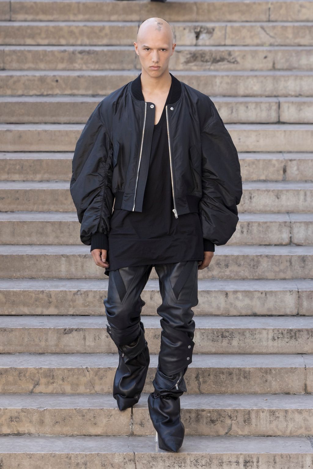 Fashion Week Paris Spring/Summer 2026 look 8 from the Rick Owens collection menswear