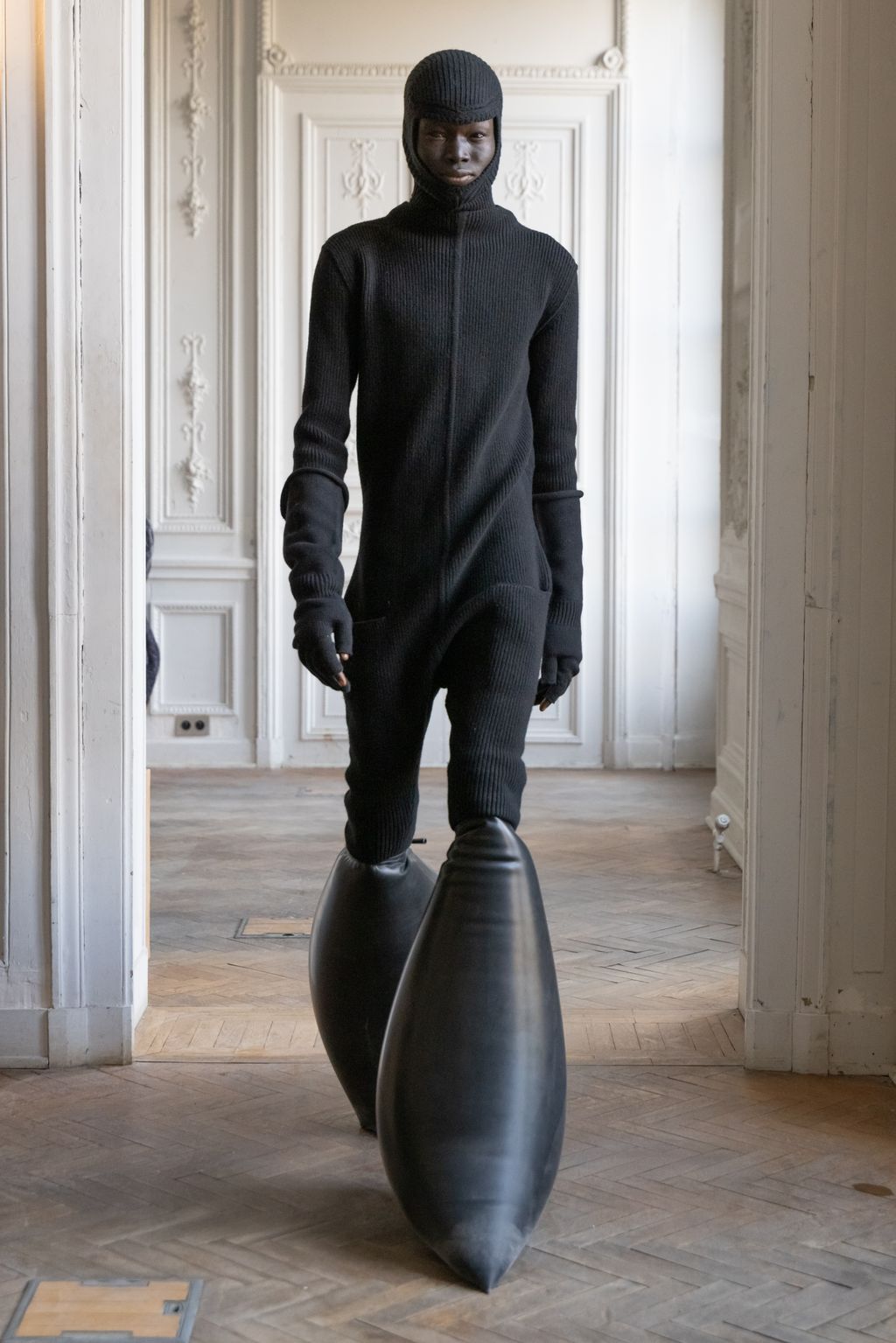 Fashion Week Paris Fall/Winter 2024 look 2 from the Rick Owens collection 男装