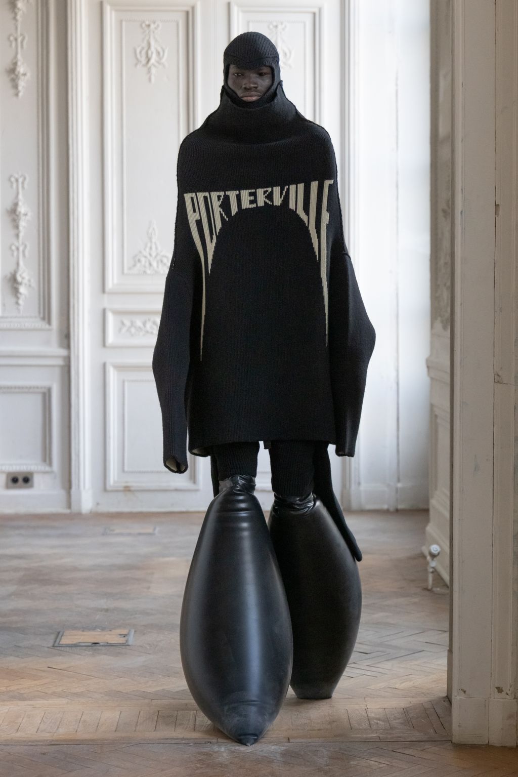 Fashion Week Paris Fall/Winter 2024 look 4 from the Rick Owens collection menswear