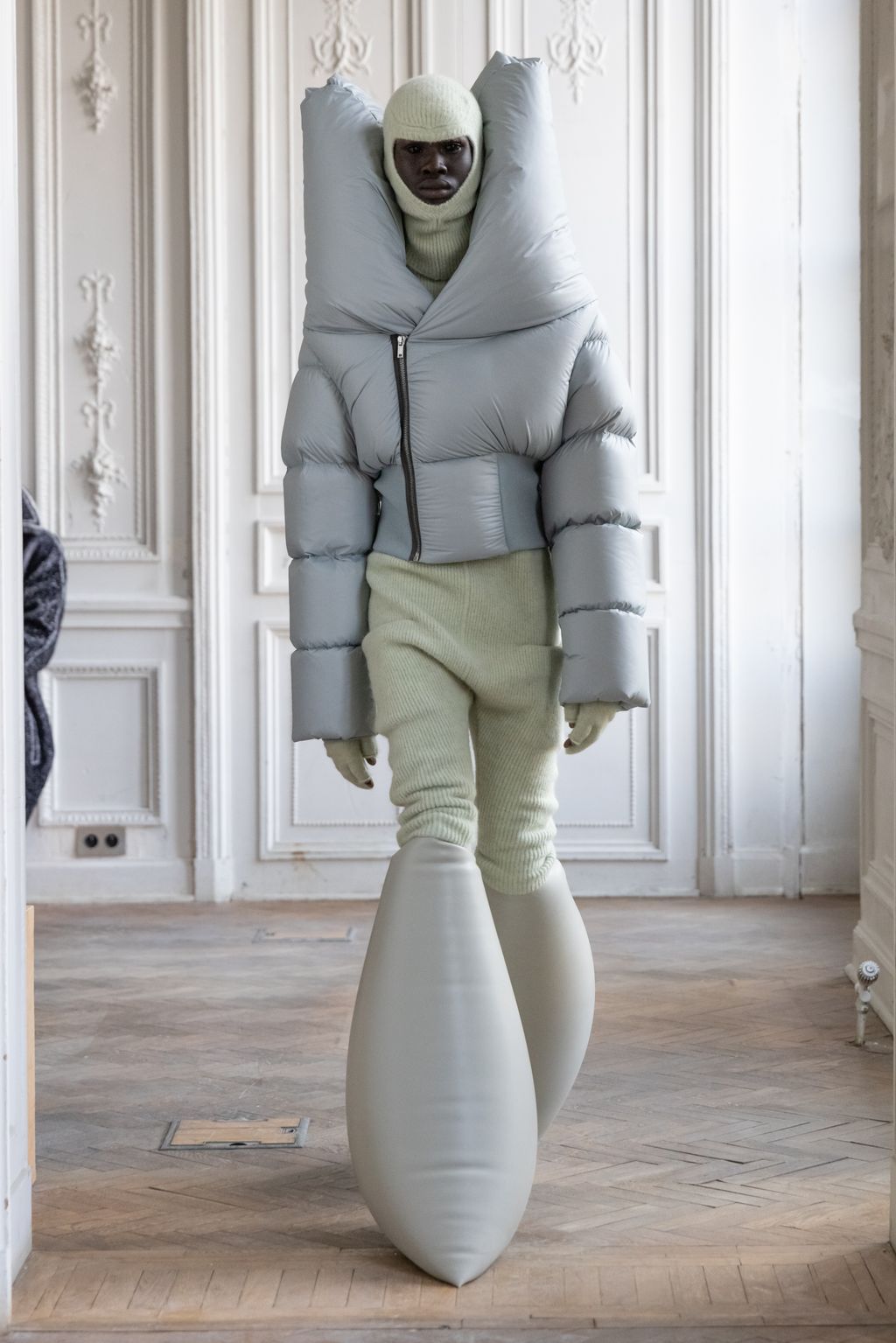 Fashion Week Paris Fall/Winter 2024 look 6 de la collection Rick Owens menswear