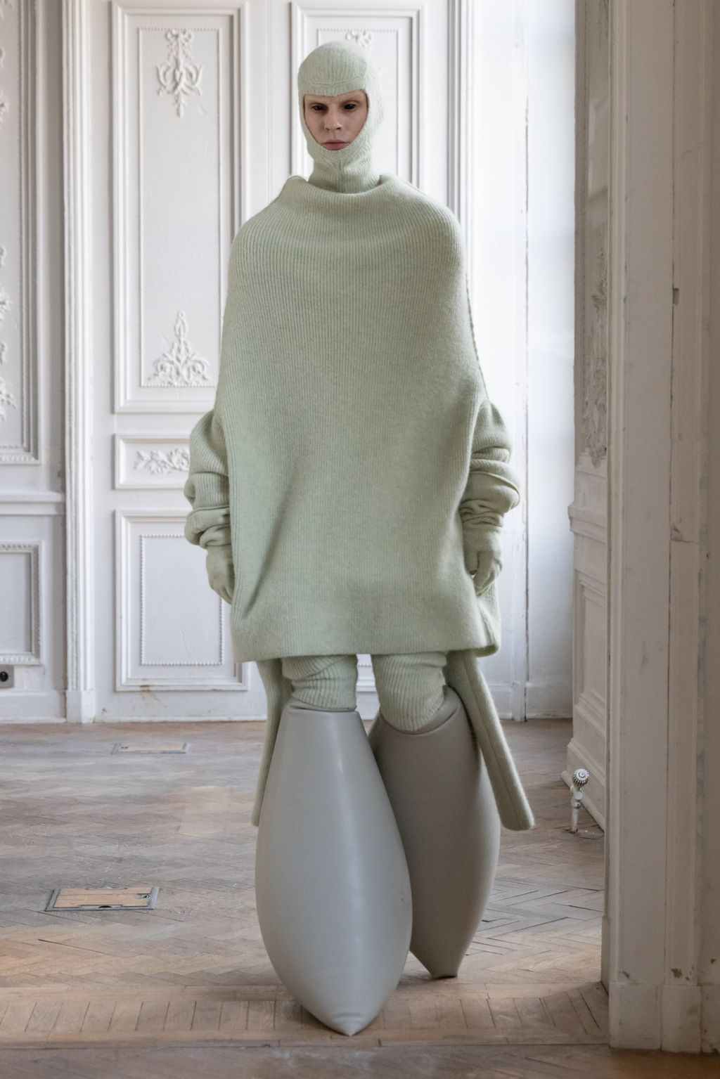 Fashion Week Paris Fall/Winter 2024 look 7 de la collection Rick Owens menswear