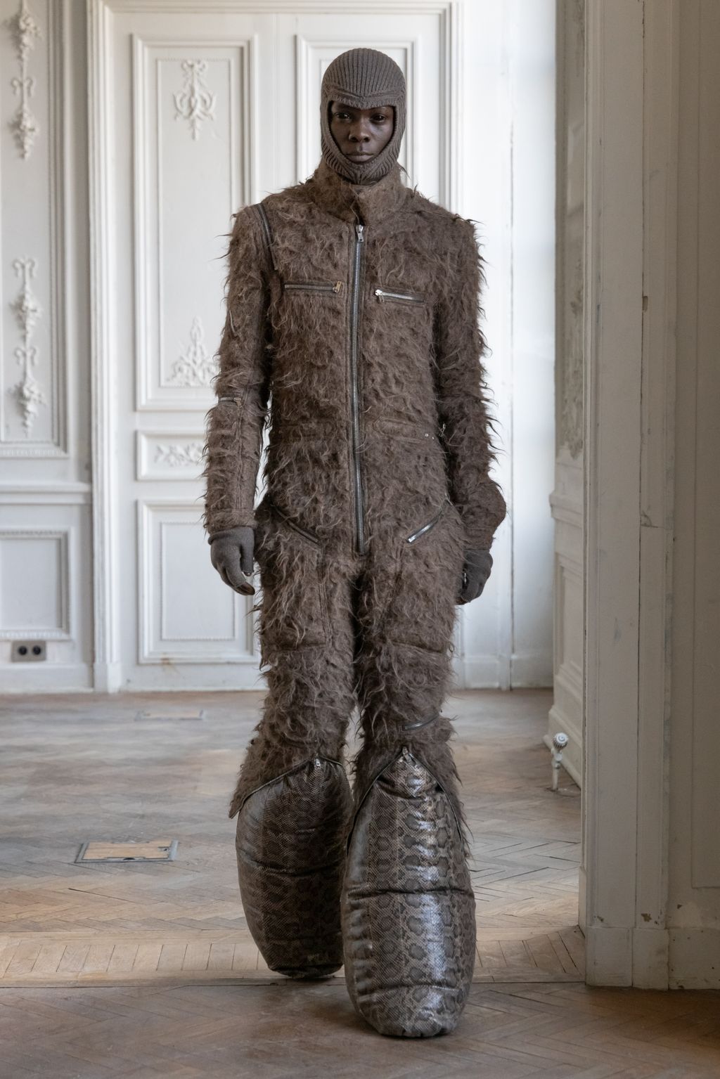 Fashion Week Paris Fall/Winter 2024 look 8 from the Rick Owens collection menswear