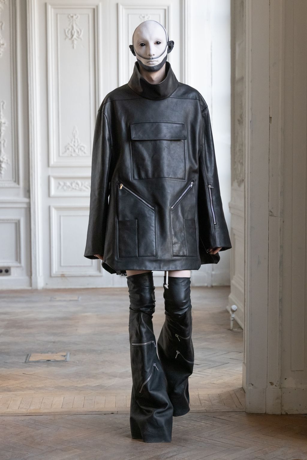 Fashion Week Paris Fall/Winter 2024 look 10 from the Rick Owens collection 男装