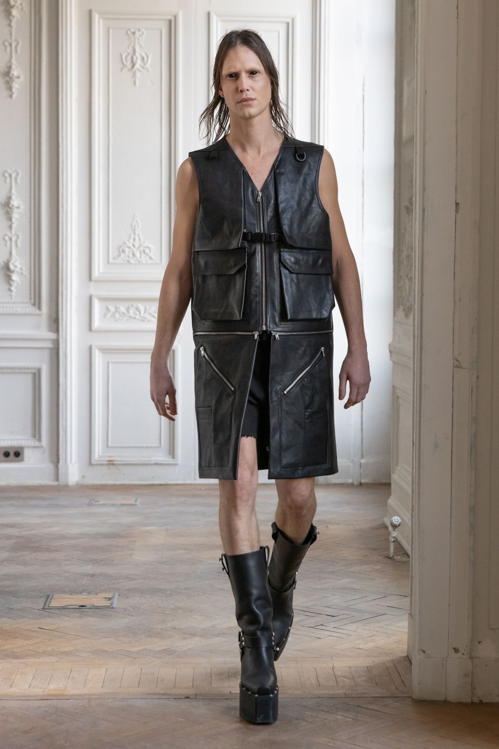 Fashion Week Paris Fall/Winter 2024 look 12 from the Rick Owens collection menswear