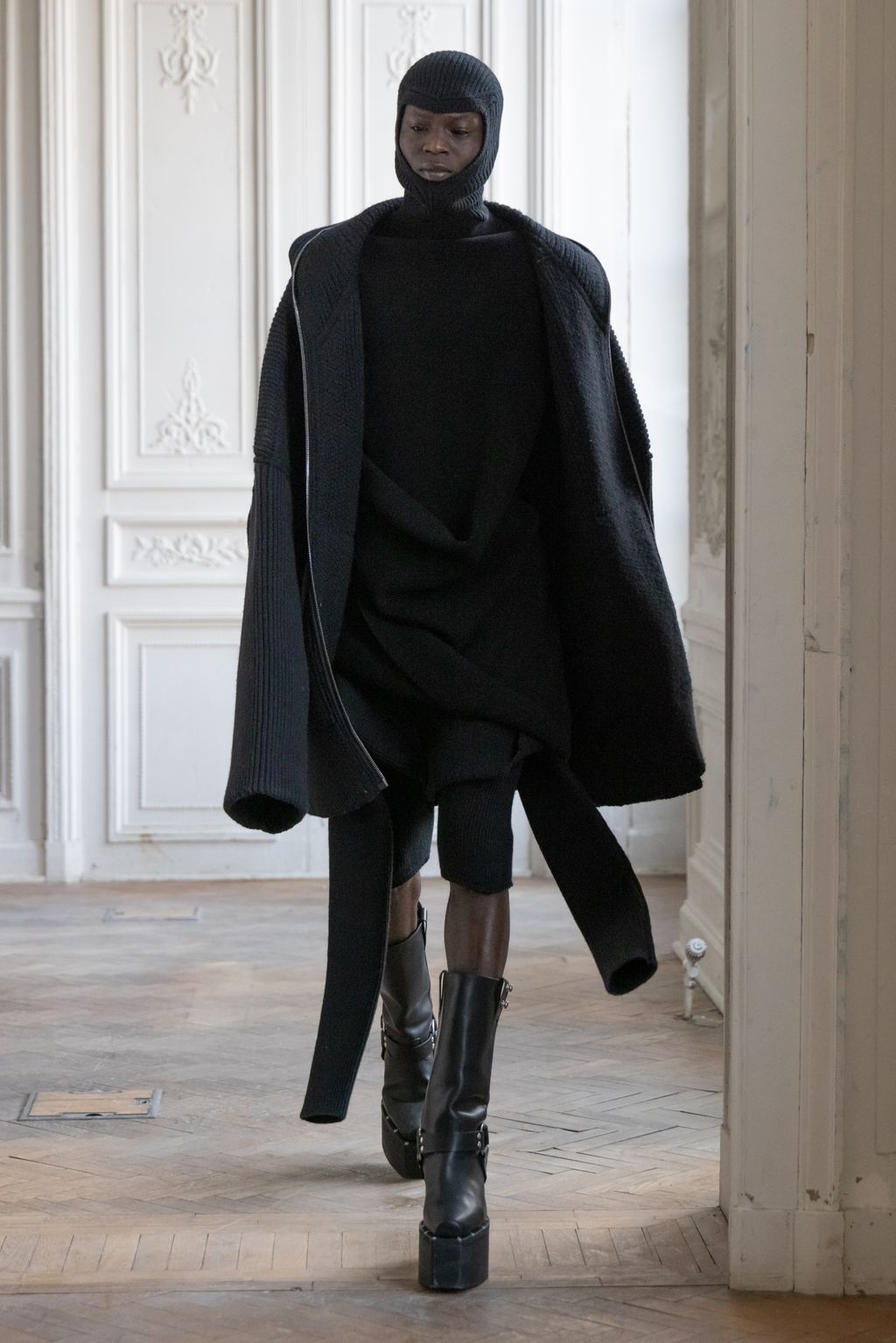 Fashion Week Paris Fall/Winter 2024 look 13 from the Rick Owens collection menswear