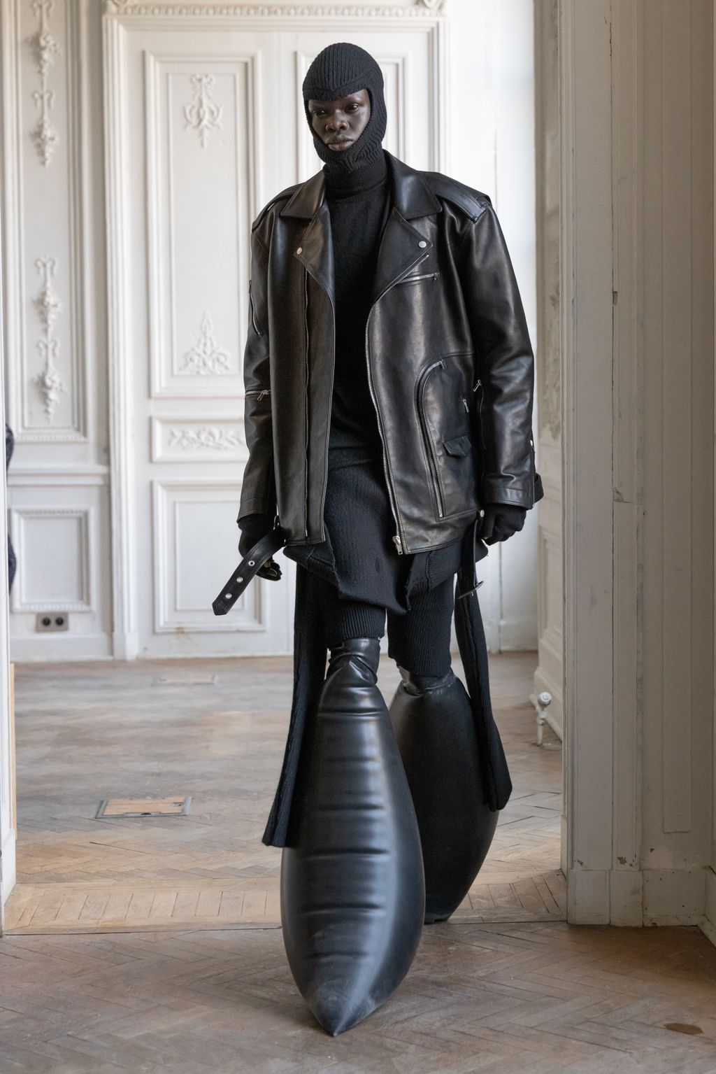 Fashion Week Paris Fall/Winter 2024 look 14 de la collection Rick Owens menswear