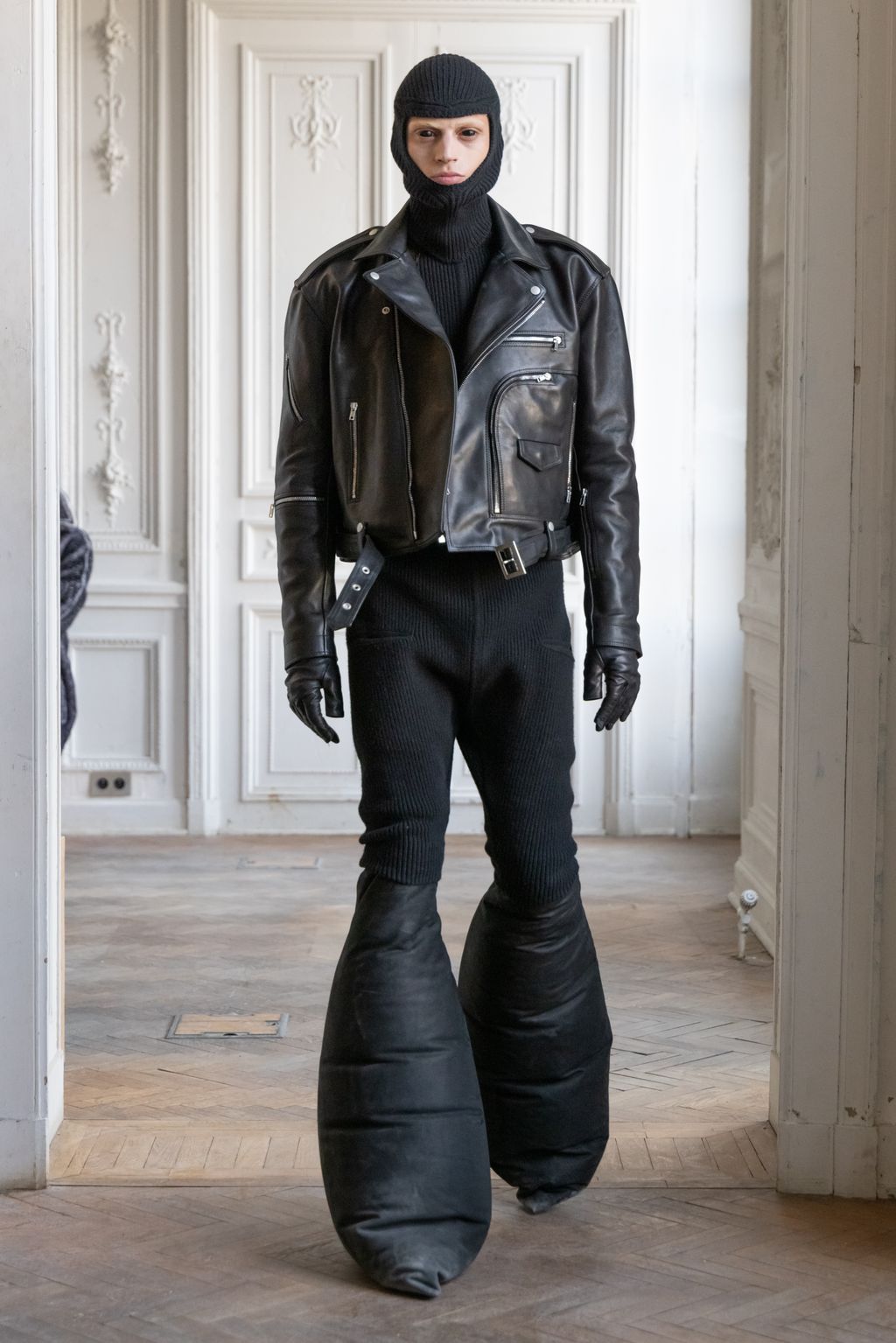Fashion Week Paris Fall/Winter 2024 look 15 de la collection Rick Owens menswear