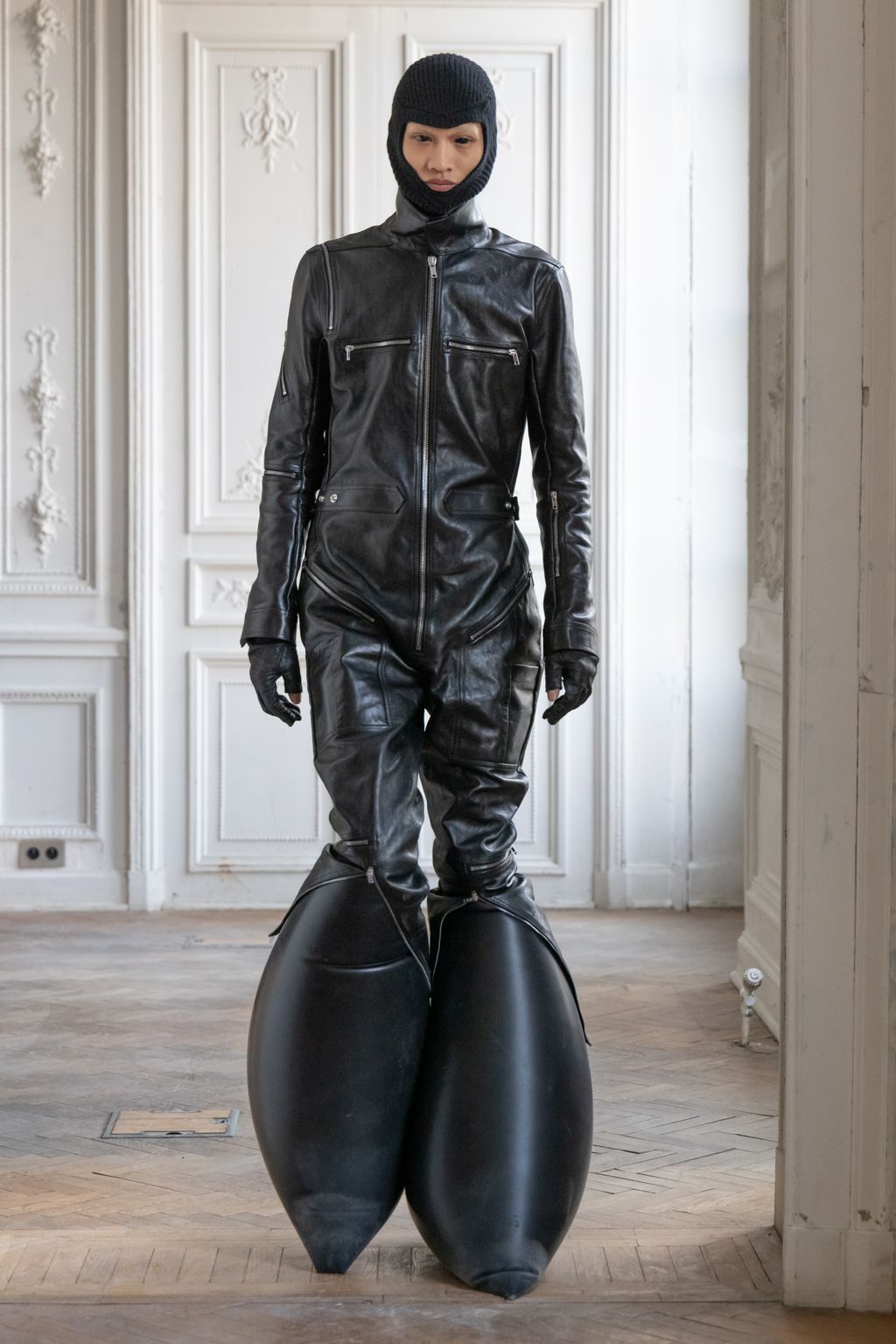 Fashion Week Paris Fall/Winter 2024 look 17 from the Rick Owens collection menswear