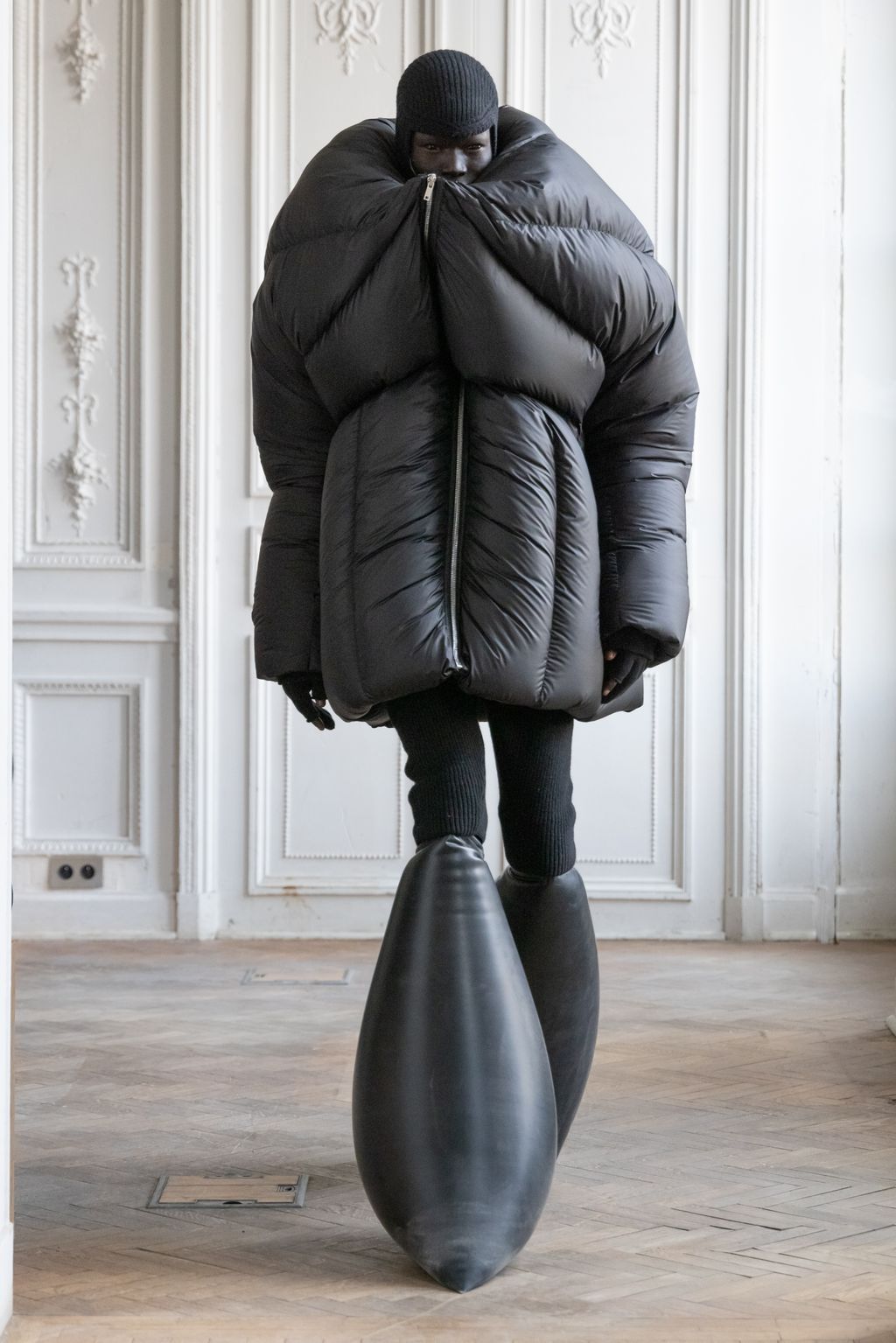 Fashion Week Paris Fall/Winter 2024 look 22 from the Rick Owens collection menswear