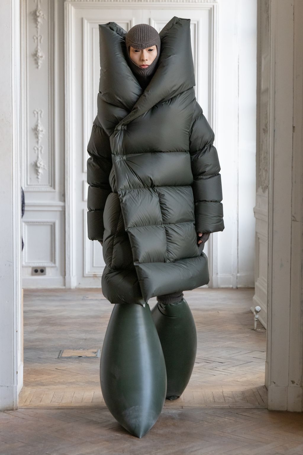 Fashion Week Paris Fall/Winter 2024 look 23 from the Rick Owens collection menswear