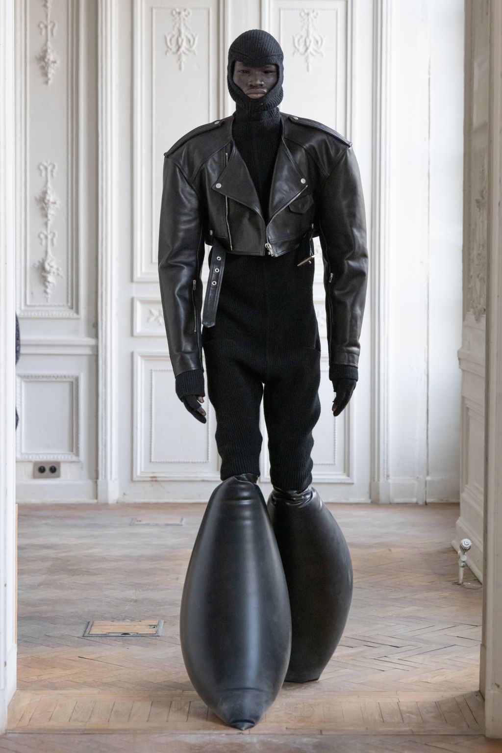 Fashion Week Paris Fall/Winter 2024 look 24 from the Rick Owens collection 男装