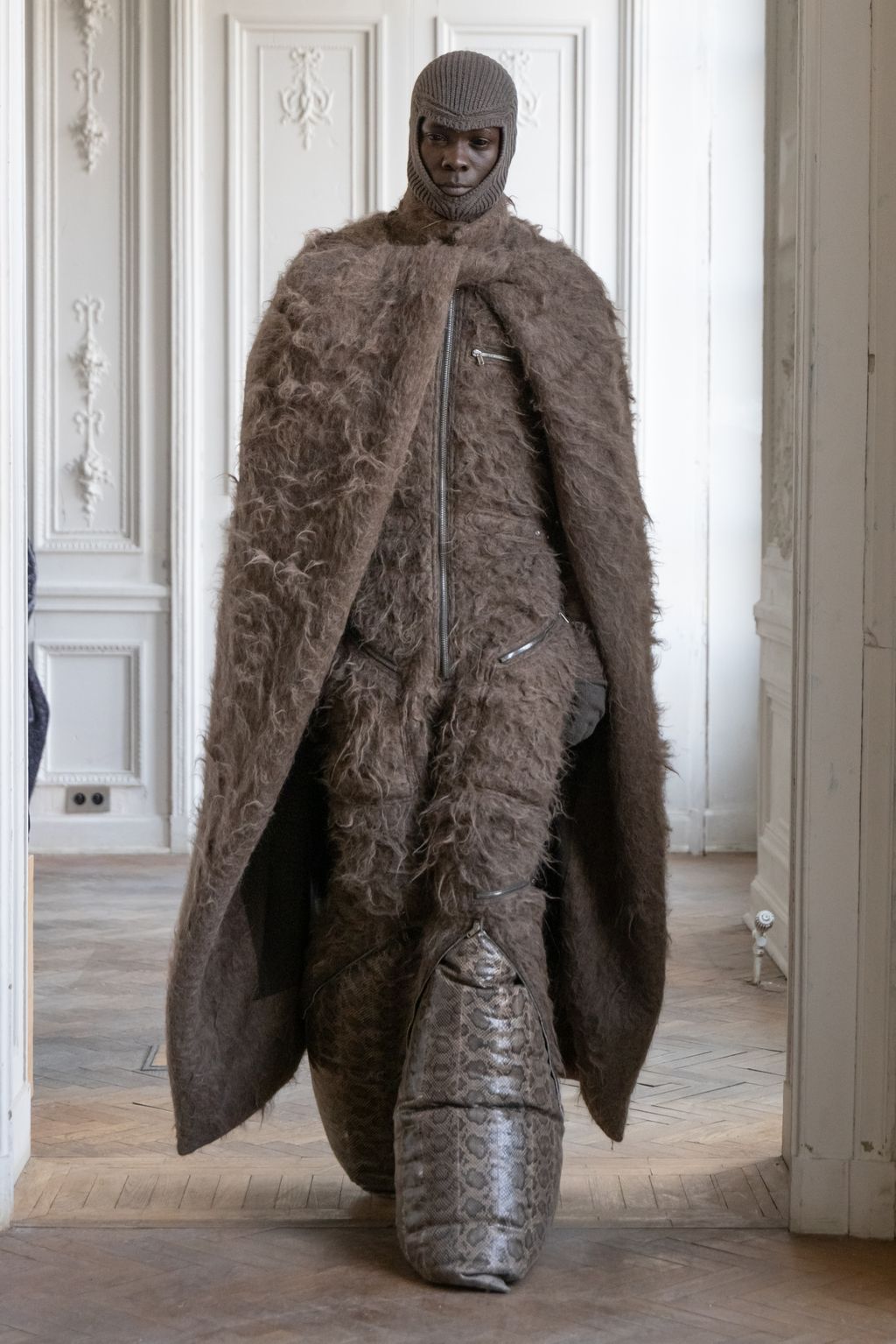Fashion Week Paris Fall/Winter 2024 look 28 from the Rick Owens collection menswear