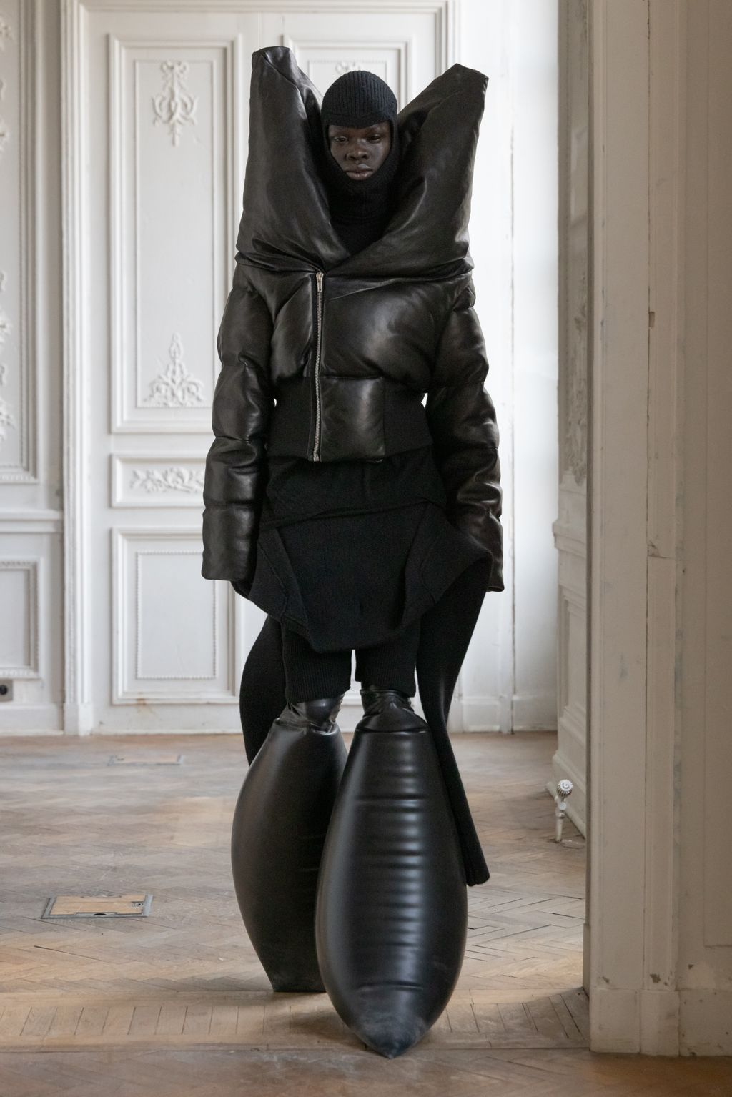 Fashion Week Paris Fall/Winter 2024 look 34 from the Rick Owens collection 男装
