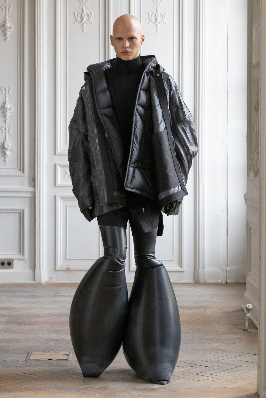 Fashion Week Paris Fall/Winter 2024 look 36 from the Rick Owens collection menswear