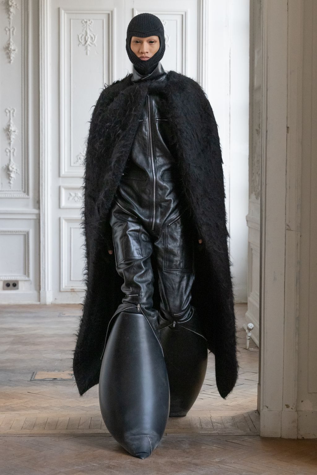 Fashion Week Paris Fall/Winter 2024 look 37 from the Rick Owens collection menswear