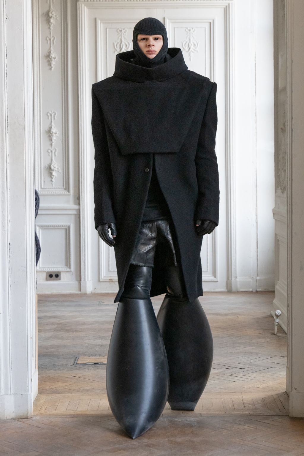 Fashion Week Paris Fall/Winter 2024 look 39 from the Rick Owens collection menswear