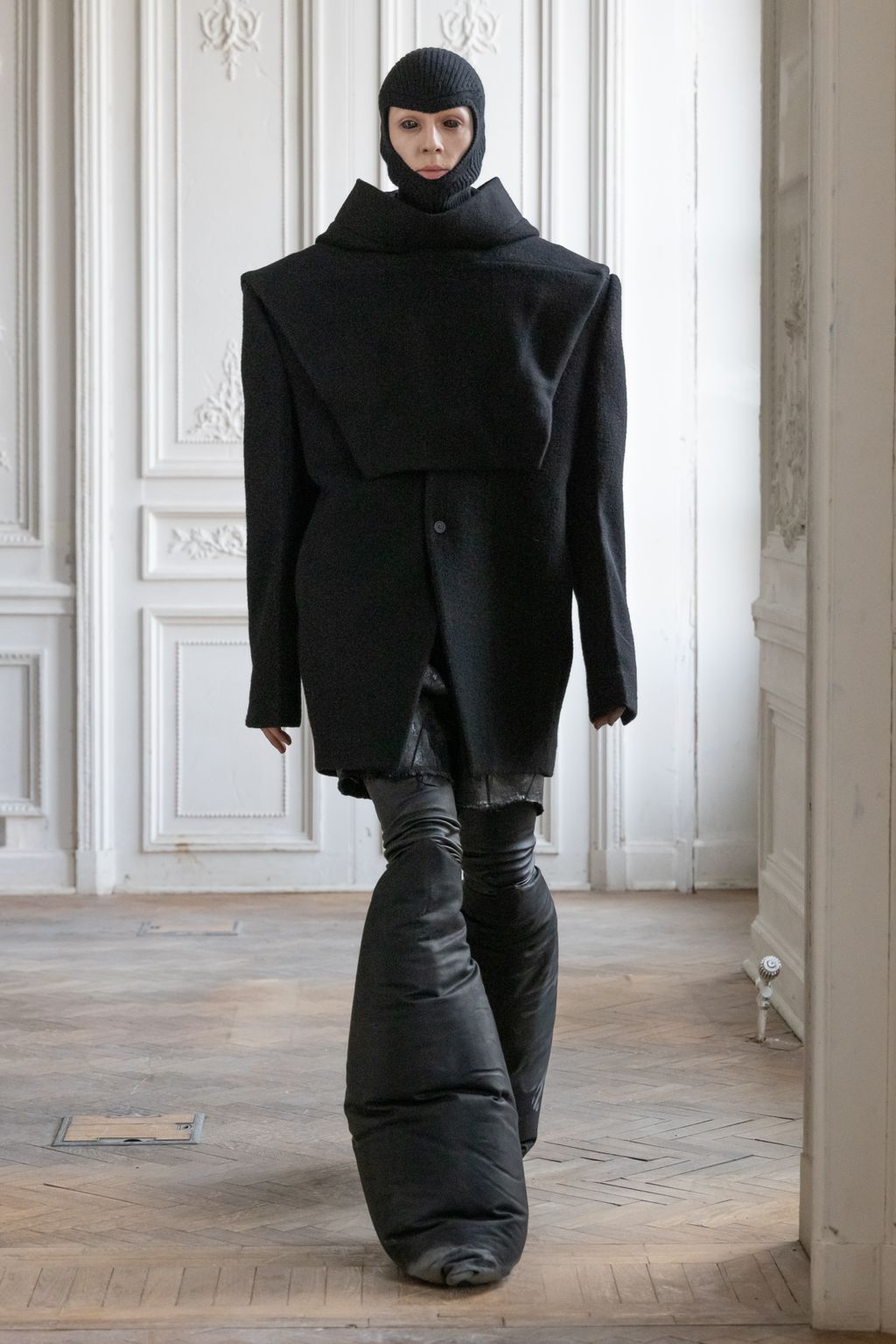 Fashion Week Paris Fall/Winter 2024 look 40 from the Rick Owens collection 男装