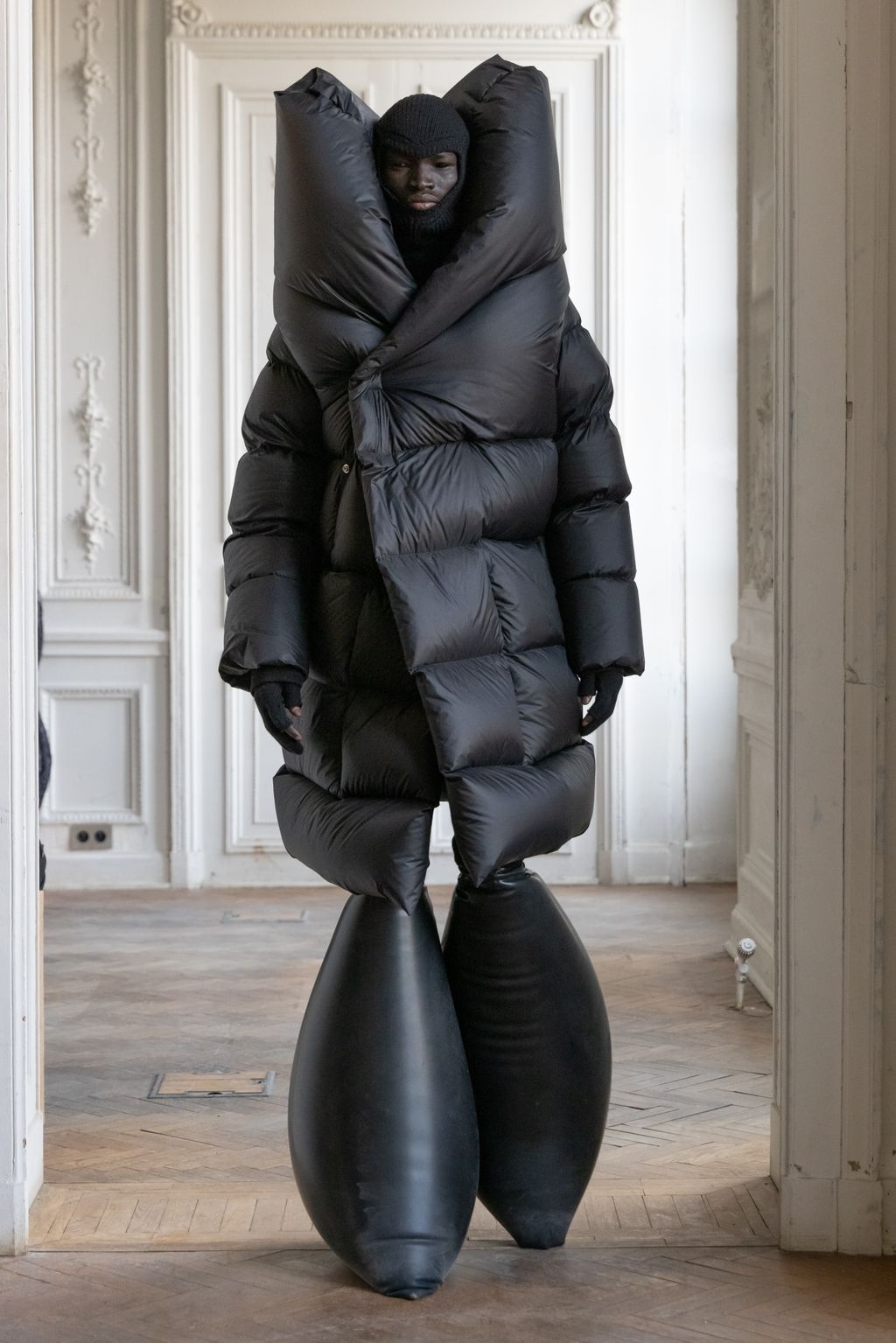 Fashion Week Paris Fall/Winter 2024 look 42 from the Rick Owens collection menswear
