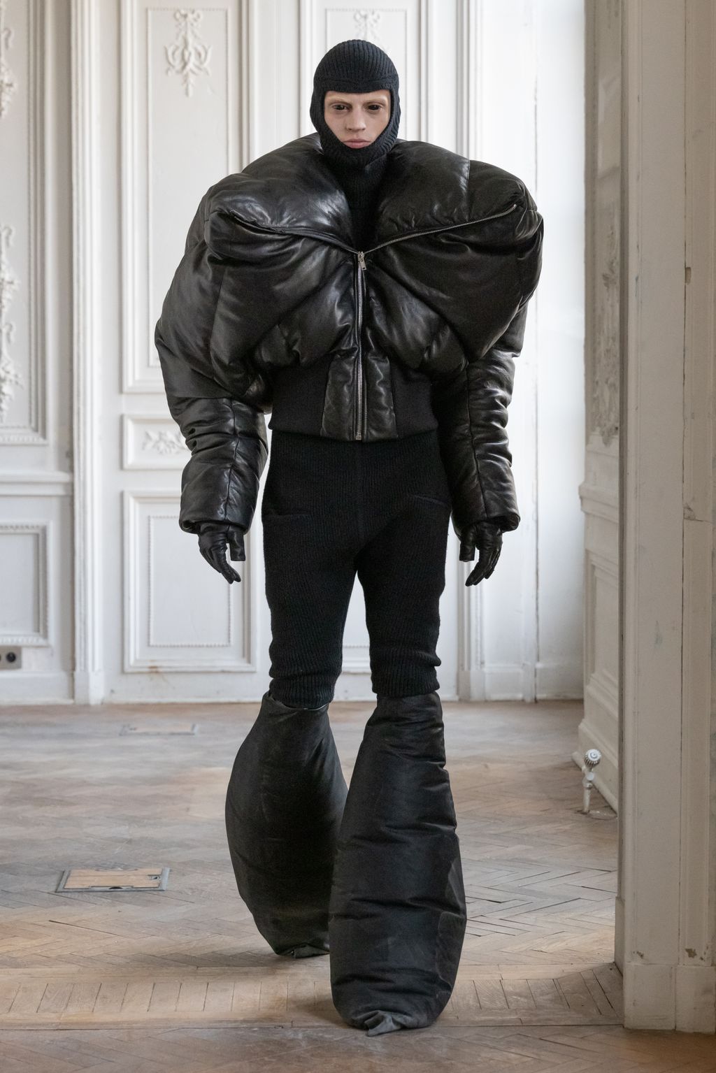 Fashion Week Paris Fall/Winter 2024 look 44 from the Rick Owens collection menswear