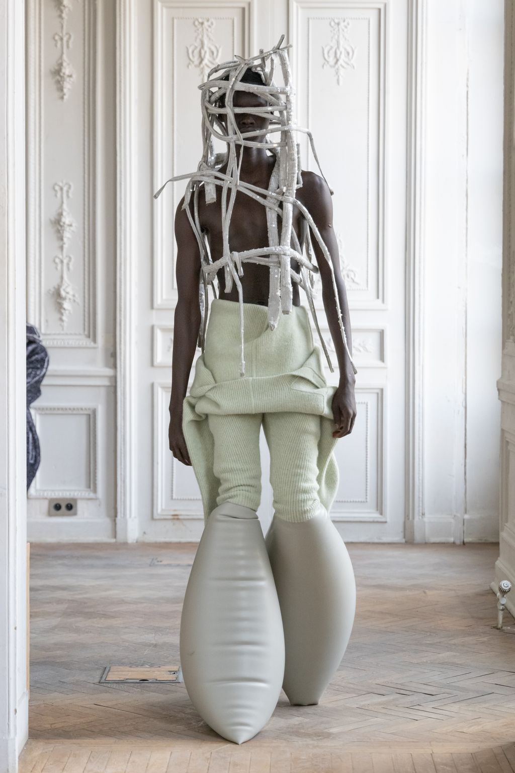 Fashion Week Paris Fall/Winter 2024 look 45 from the Rick Owens collection 男装