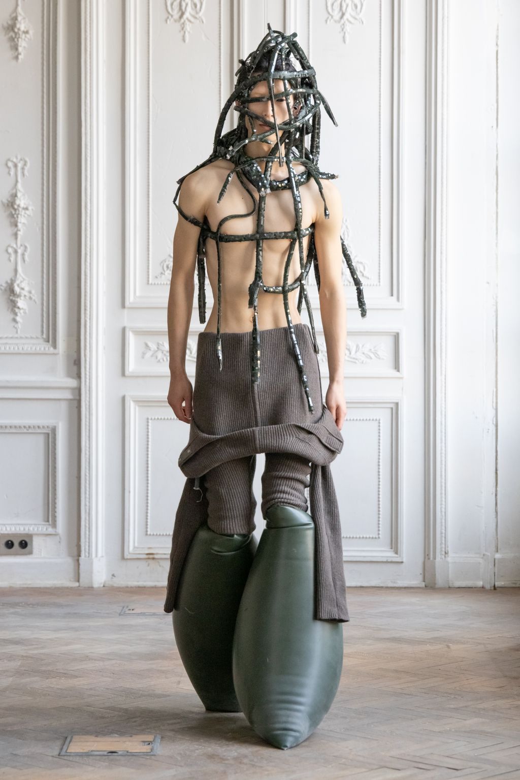 Fashion Week Paris Fall/Winter 2024 look 46 from the Rick Owens collection 男装