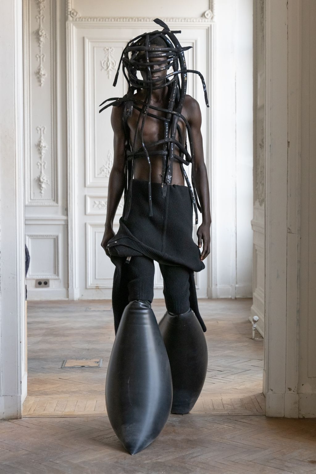 Fashion Week Paris Fall/Winter 2024 look 47 from the Rick Owens collection menswear