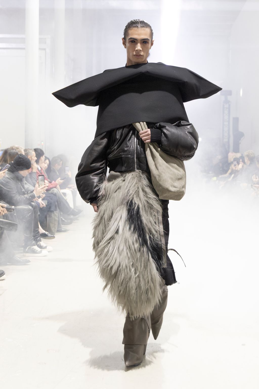 Fashion Week Paris Fall/Winter 2026 look 30 from the Rick Owens collection menswear