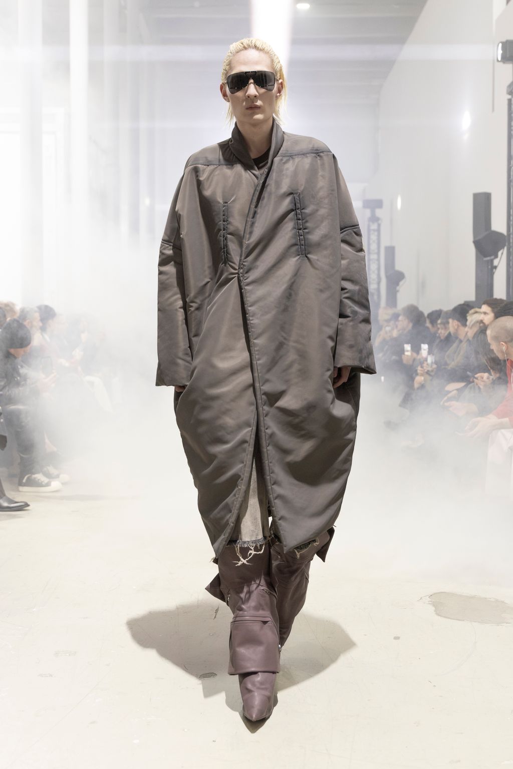 Fashion Week Paris Fall/Winter 2026 look 34 from the Rick Owens collection menswear