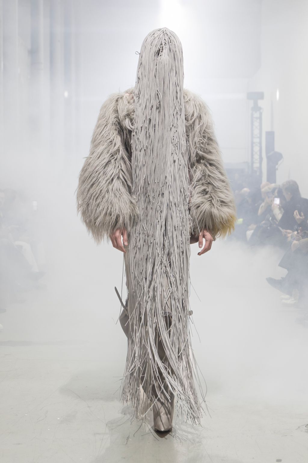 Fashion Week Paris Fall/Winter 2026 look 37 from the Rick Owens collection 男装