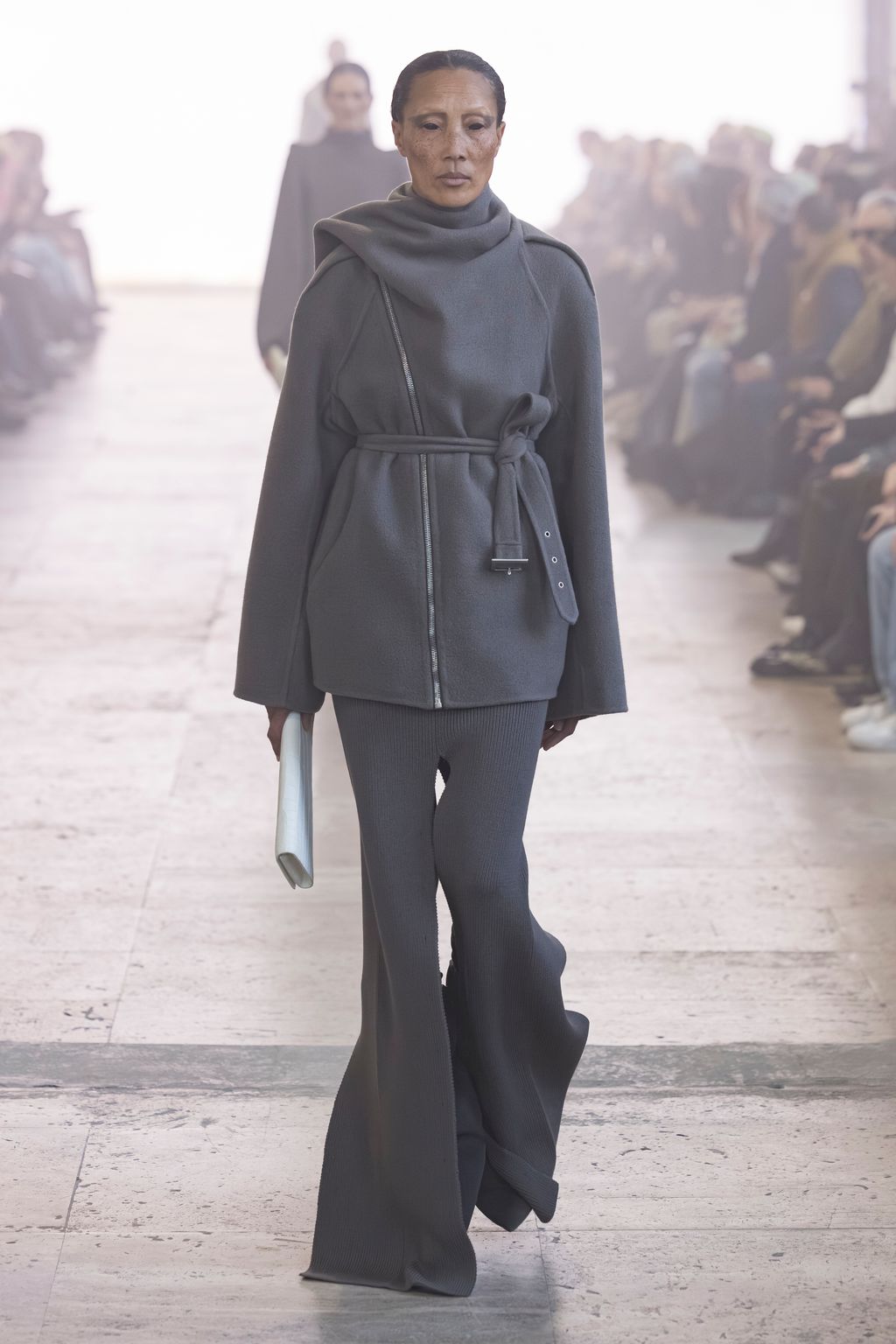 Fashion Week Paris Fall/Winter 2025 look 10 from the Rick Owens collection womenswear