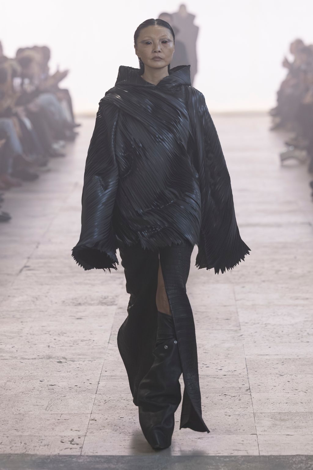 Fashion Week Paris Fall/Winter 2025 look 15 from the Rick Owens collection womenswear