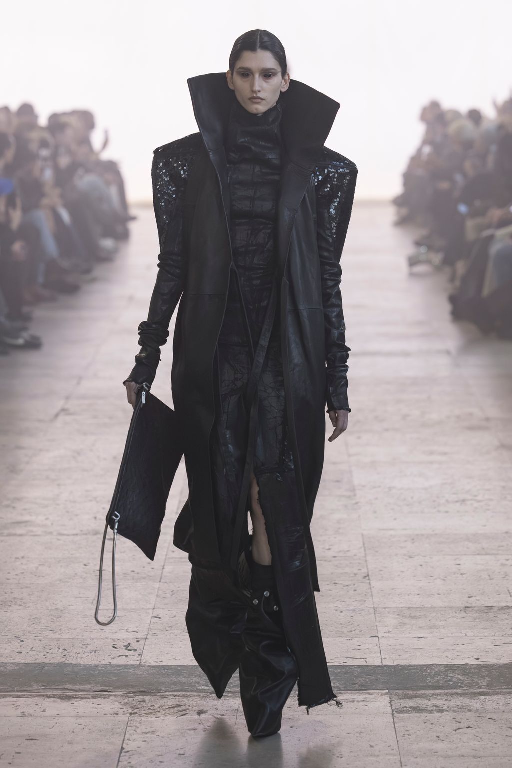 Fashion Week Paris Fall/Winter 2025 look 17 from the Rick Owens collection womenswear