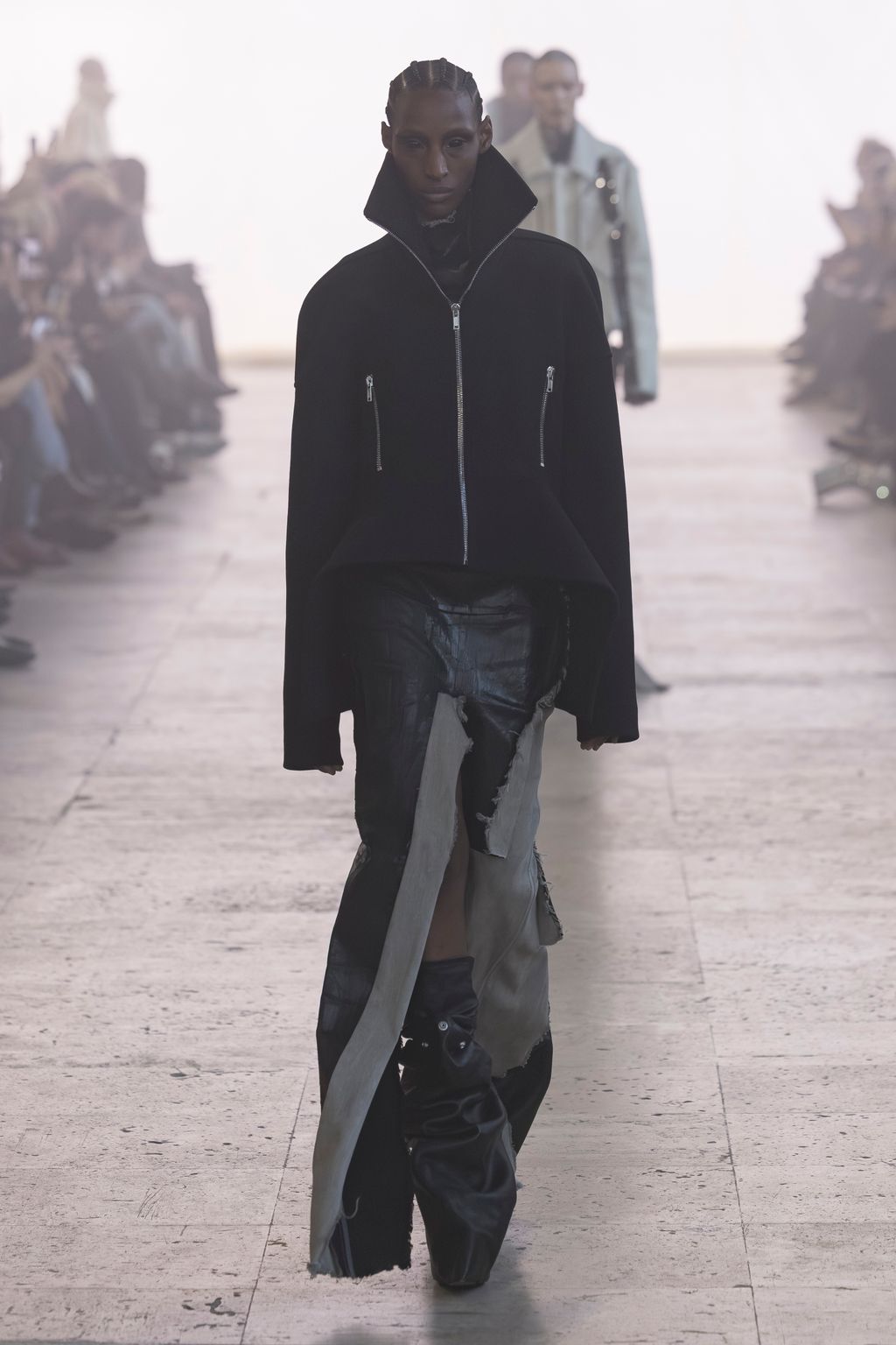 Fashion Week Paris Fall/Winter 2025 look 18 from the Rick Owens collection womenswear