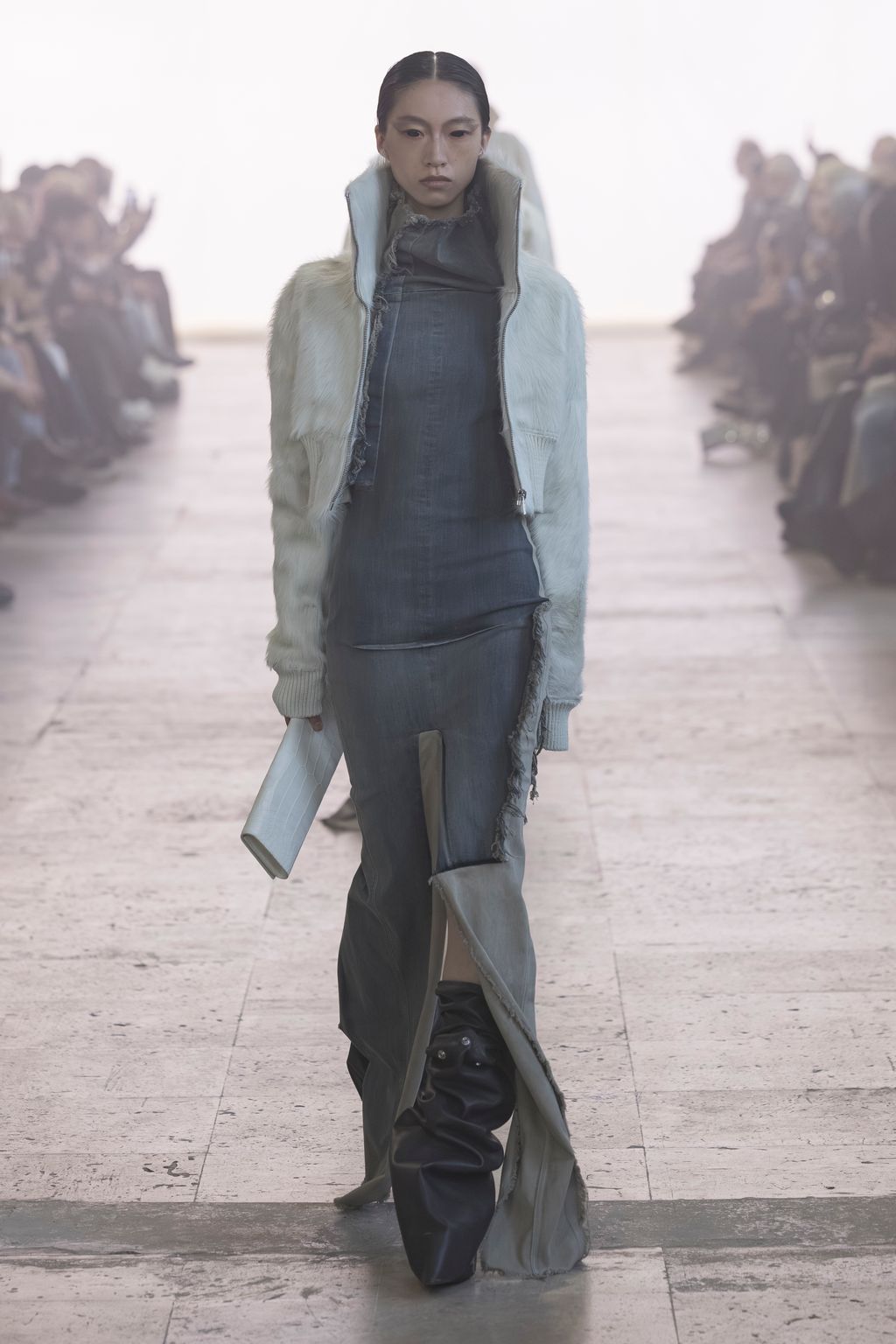 Fashion Week Paris Fall/Winter 2025 look 20 de la collection Rick Owens womenswear