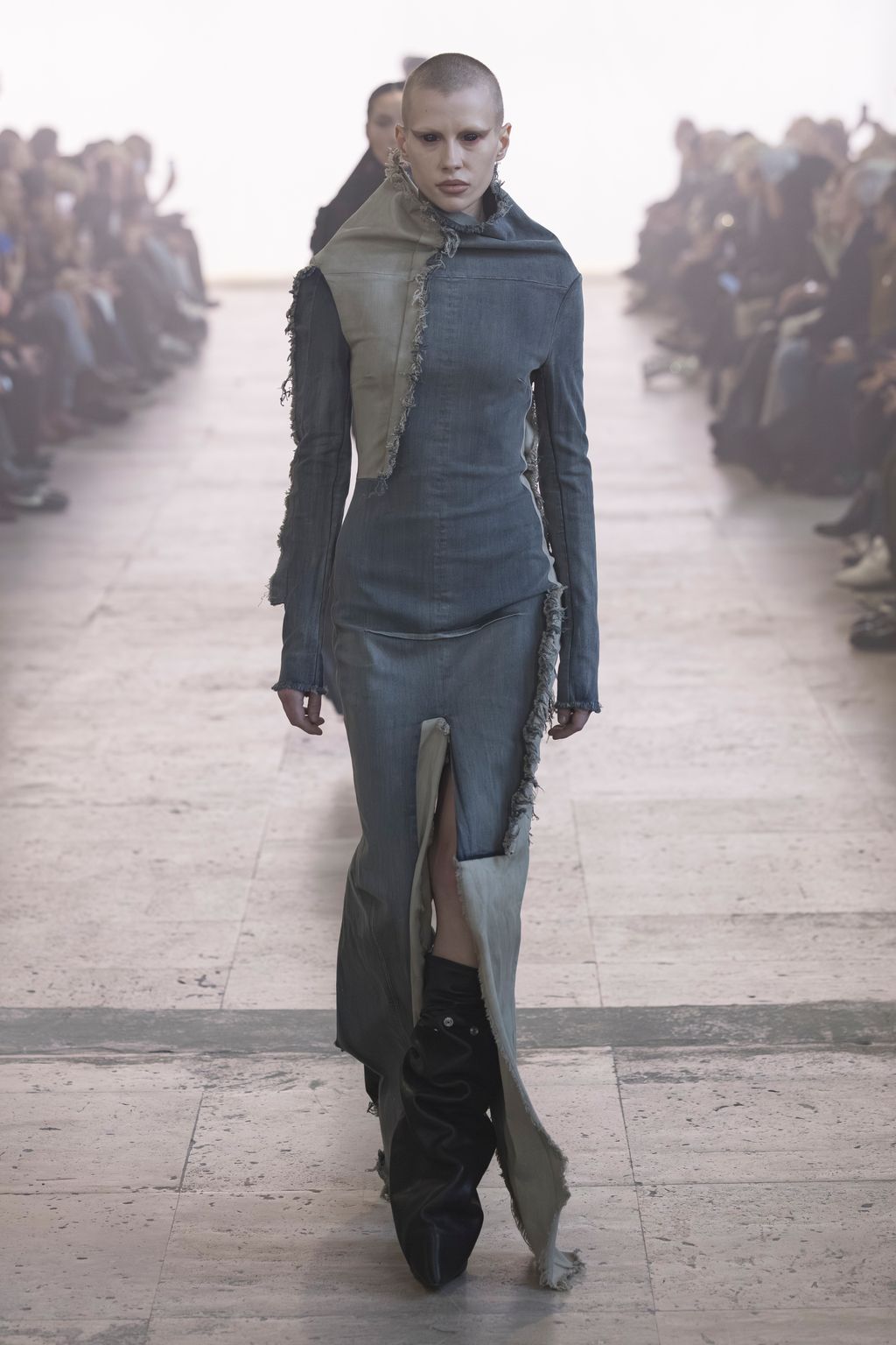 Fashion Week Paris Fall/Winter 2025 look 24 from the Rick Owens collection womenswear