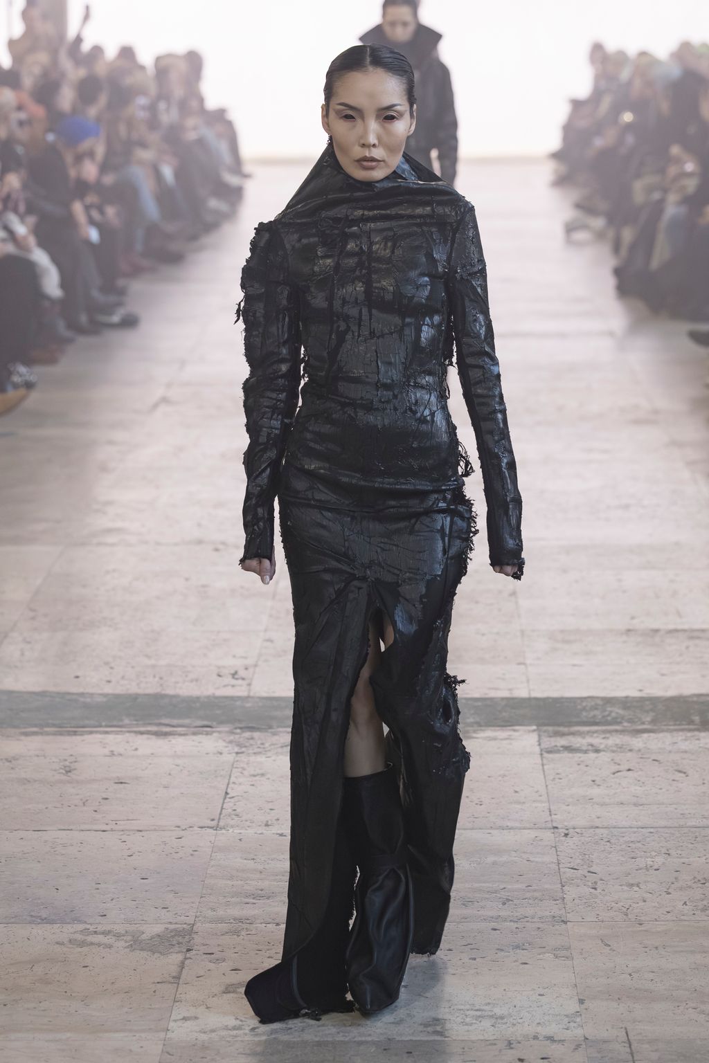 Fashion Week Paris Fall/Winter 2025 look 25 from the Rick Owens collection womenswear