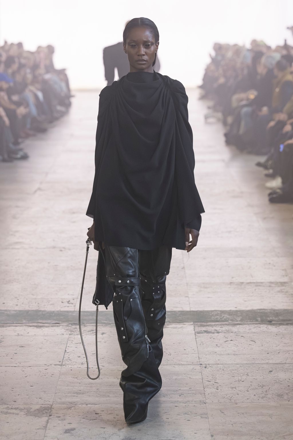 Fashion Week Paris Fall/Winter 2025 look 33 from the Rick Owens collection womenswear