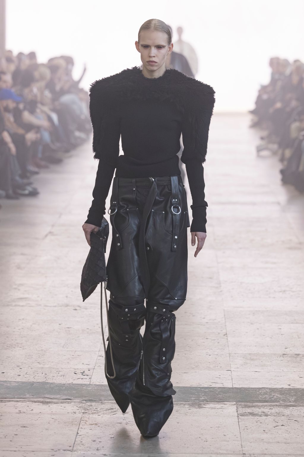 Fashion Week Paris Fall/Winter 2025 look 34 from the Rick Owens collection womenswear