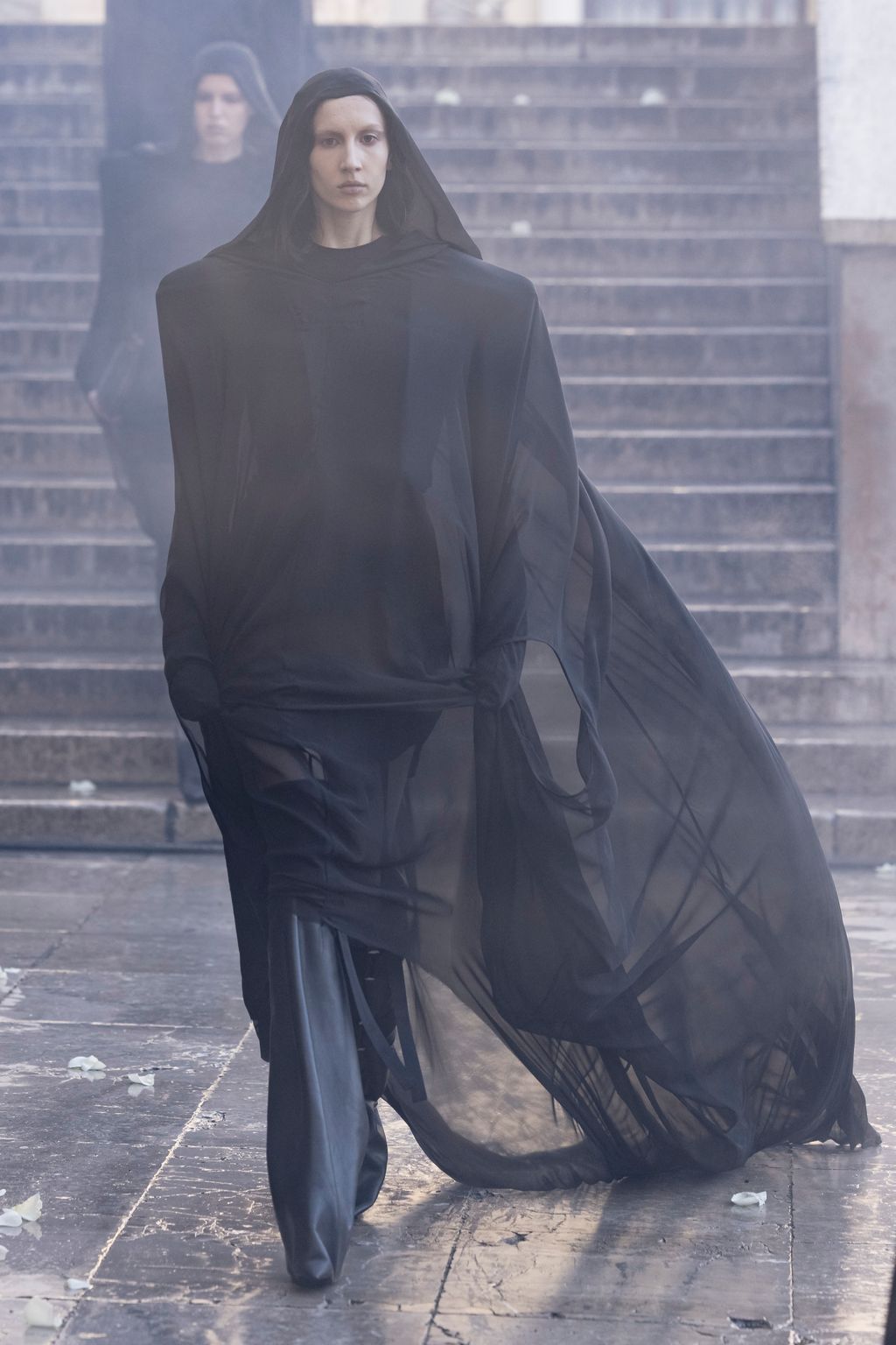 Fashion Week Paris Spring-Summer 2025 look 4 from the Rick Owens collection 女装