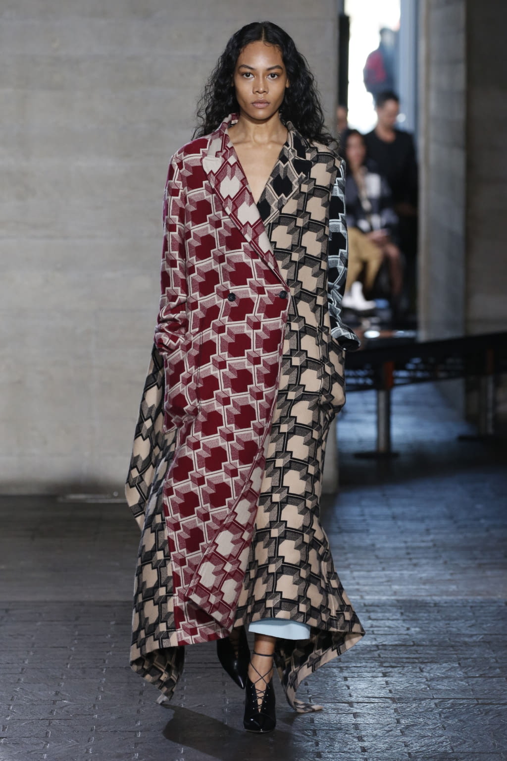 Fashion Week London Fall/Winter 2019 look 17 from the Roland Mouret collection womenswear