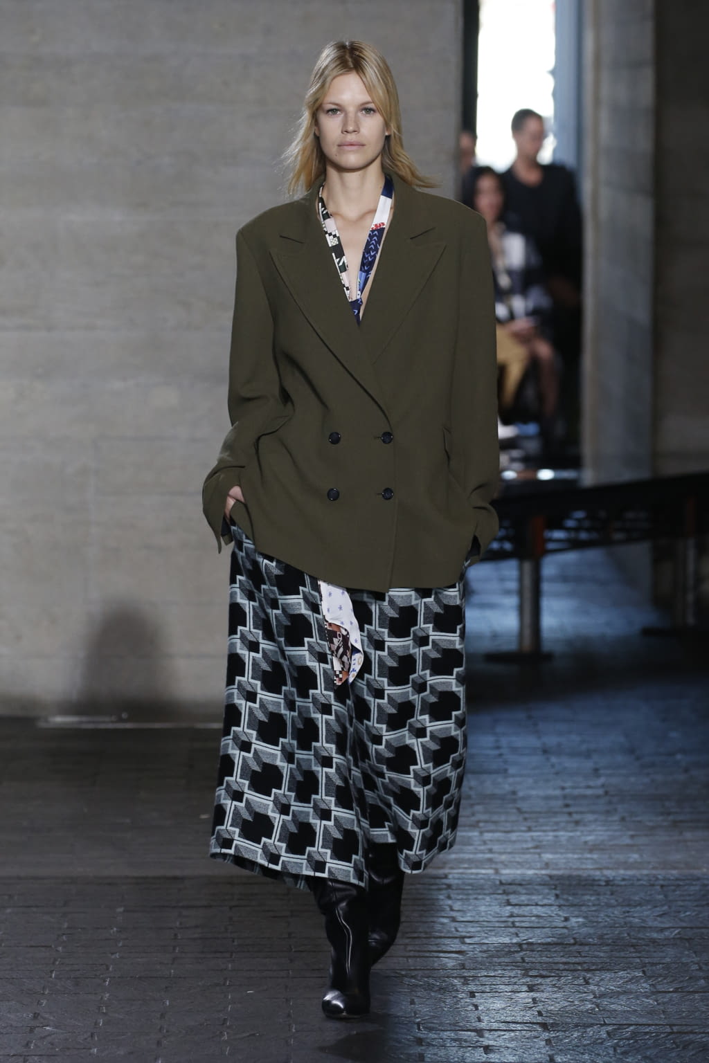 Fashion Week London Fall/Winter 2019 look 18 from the Roland Mouret collection womenswear