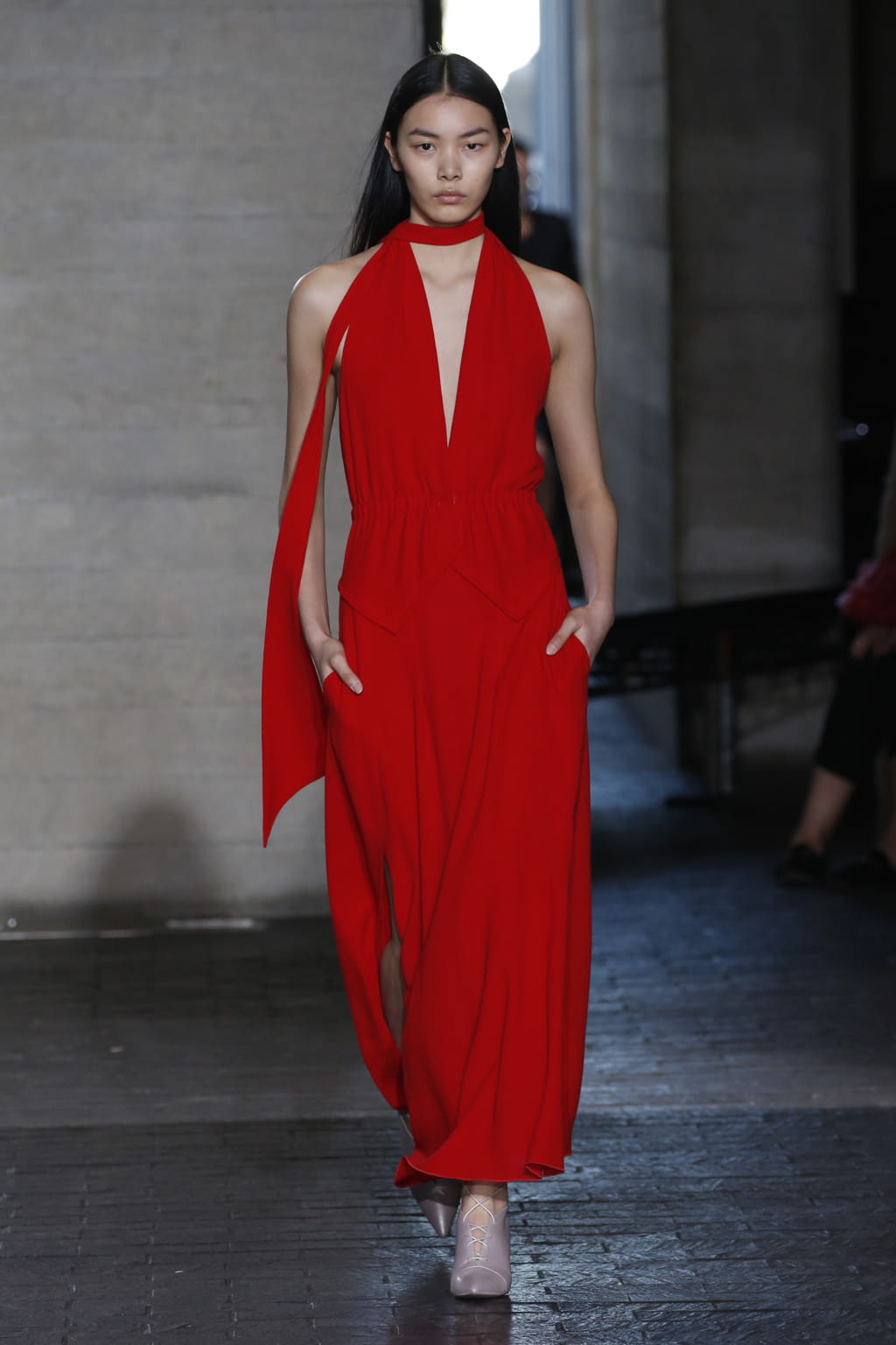 Fashion Week London Fall/Winter 2019 look 19 from the Roland Mouret collection womenswear