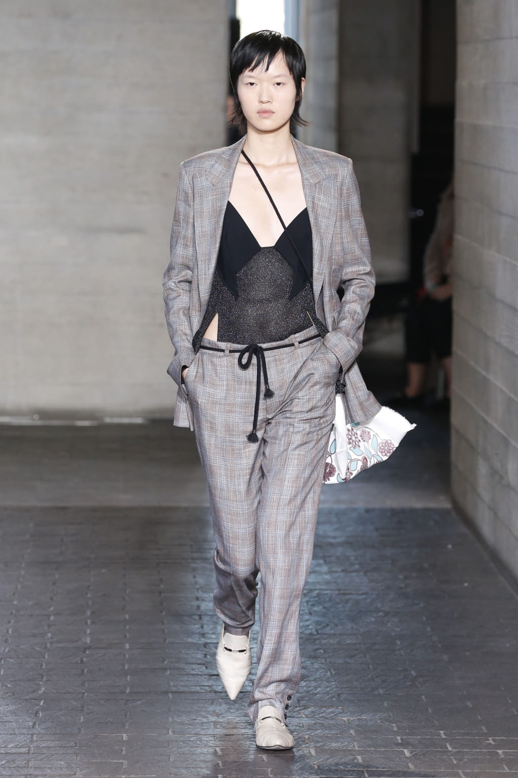 Fashion Week London Fall/Winter 2019 look 2 from the Roland Mouret collection 女装
