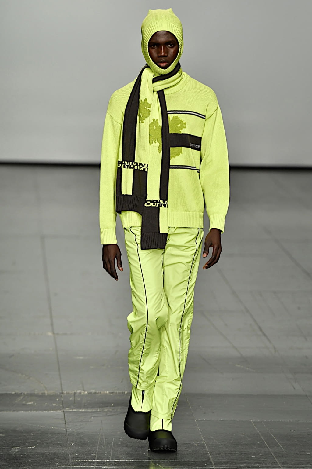 Fashion Week London Fall/Winter 2022 look 1 from the Robyn Lynch collection 男装