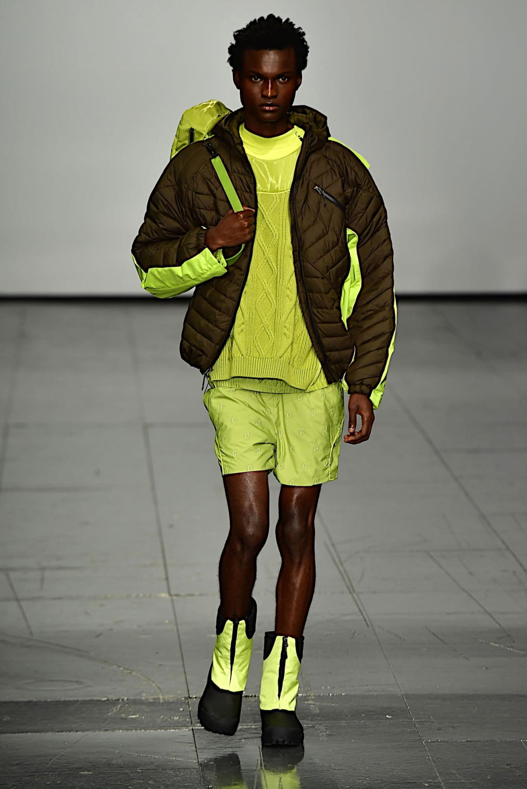 Fashion Week London Fall/Winter 2022 look 6 from the Robyn Lynch collection 男装